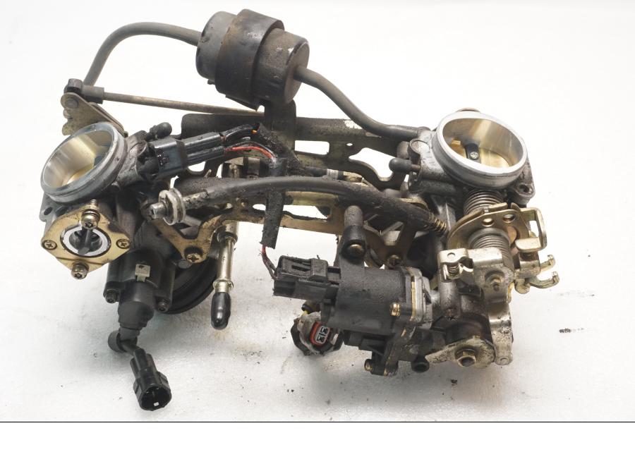 Höger sida på Spjällhus från en Suzuki SV 650 -2006 motorcykel.