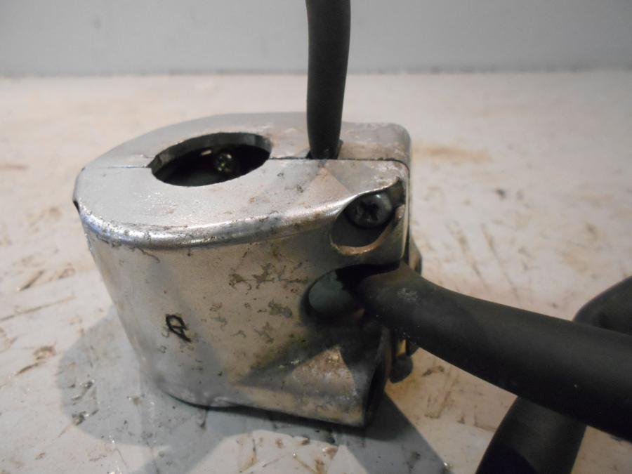 Höger sida på Styrelreglage från en Suzuki VZ 800 -2000 motorcykel.