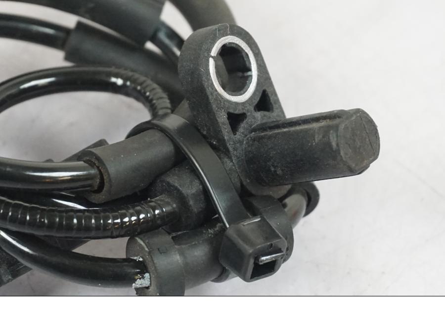 Snett nerifrån på ABS givare från en Kawasaki Z 900 -2019 motorcykel.