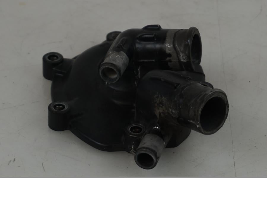 Vänster sida på Vattenpump från en BMW F 800 GS -2009 motorcykel.