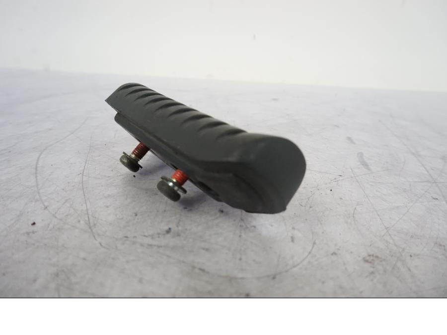 Snett uppifrån på Fotpinnegummi från en Kawasaki ER-6F -2010 motorcykel.