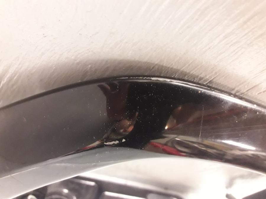 Vänster sida på Passagerarhandtag från en Suzuki SV 1000 -2004 motorcykel.