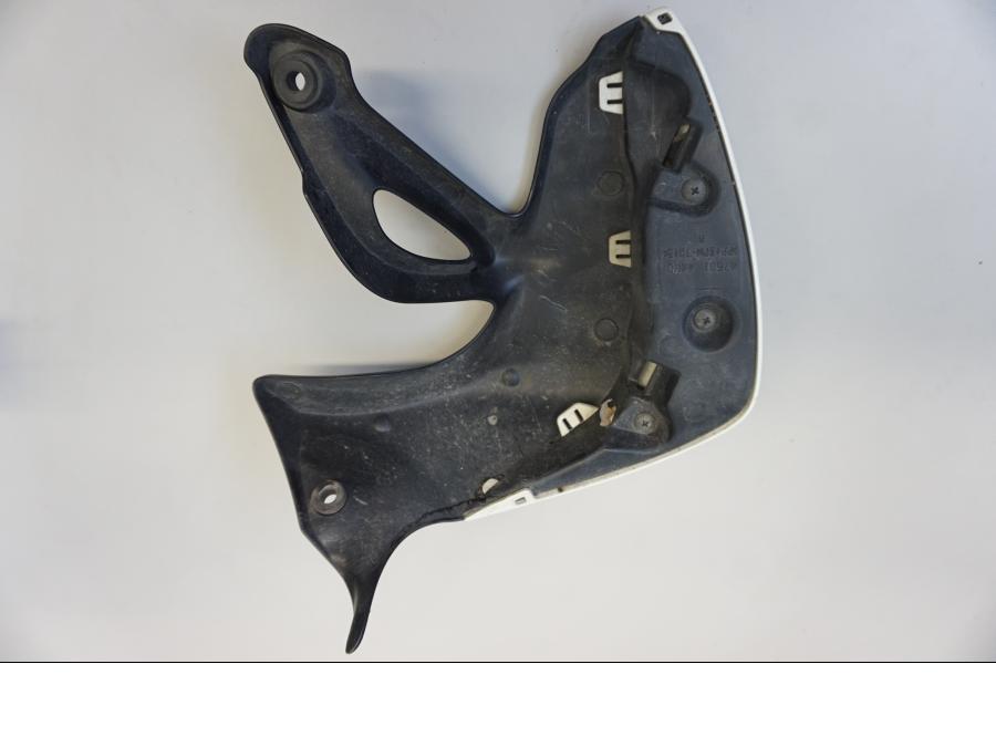 Höger sida på Vattenkylkåpa från en Suzuki SFV 650 A Gladius -2012 motorcykel.