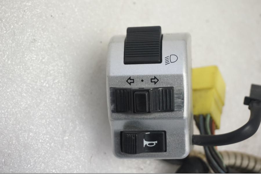 Snett uppifrån på Styrelreglage från en Suzuki VL 800 -2004 motorcykel.