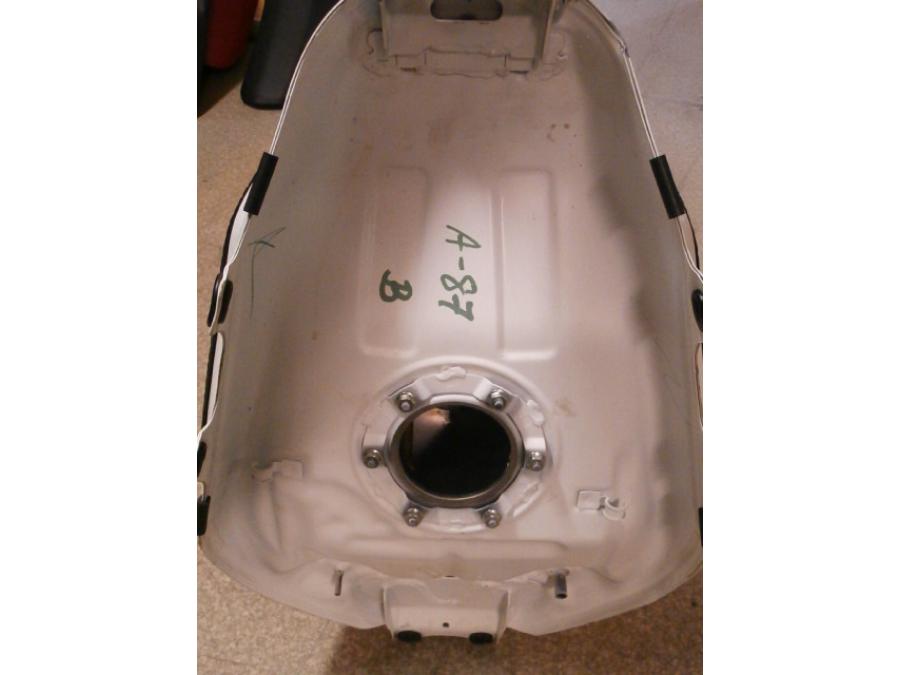 Snett uppifrÄn pÄ Bensintank frÄn en Honda CB 500 F -2013 motorcykel.