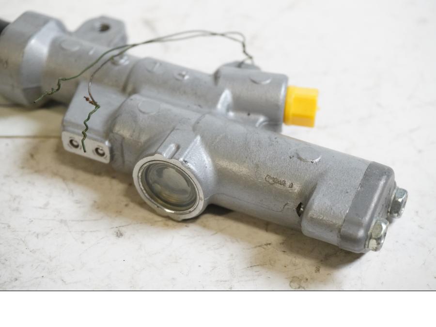 Höger sida pÄ Bromshuvudcylinder frÄn en Aprilia SXV 550 -2008 motorcykel.