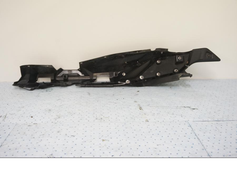 Vänster sida på Bakvinge från en Yamaha MT-09 Tracer -2019 motorcykel.