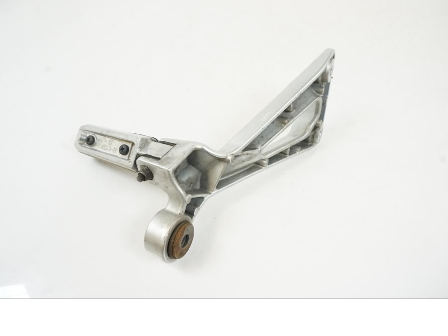 Höger sida på Fotpinnefäste från en Yamaha BT 1100 -2003 motorcykel.