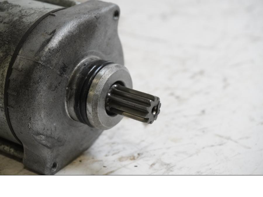 Baksidan på Startmotor från en Honda VT 600 C -1999 motorcykel.