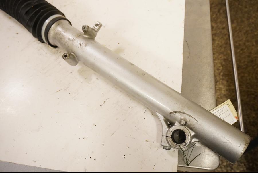 Snett uppifrån på Gaffelben från en Suzuki DR 650 -1995 motorcykel.