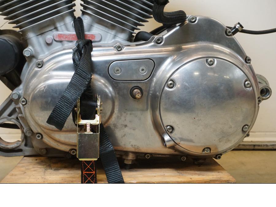 Baksidan på Motor från en H-D Sportster 883 XL -2007 motorcykel.