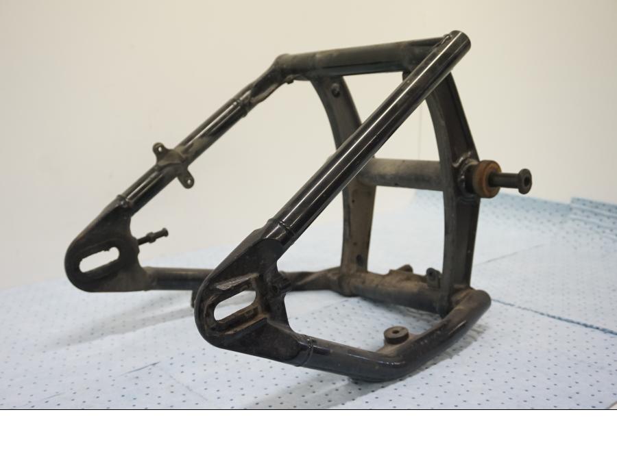 Vänster sida på Sving från en Yamaha XV 1600 -1999 motorcykel.