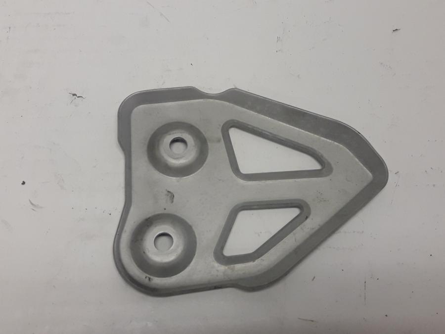 Baksidan på Fotpinnehälskydd från en Yamaha XT 660 X -2008 motorcykel.