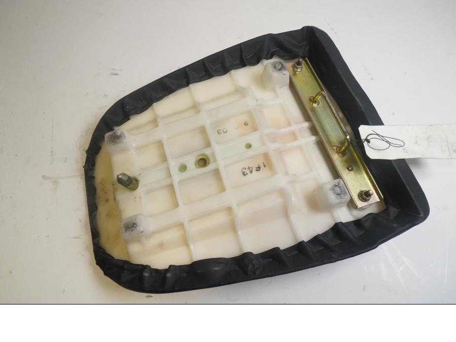 Höger sida på Sadel från en Kawasaki ZX-6R -1996 motorcykel.