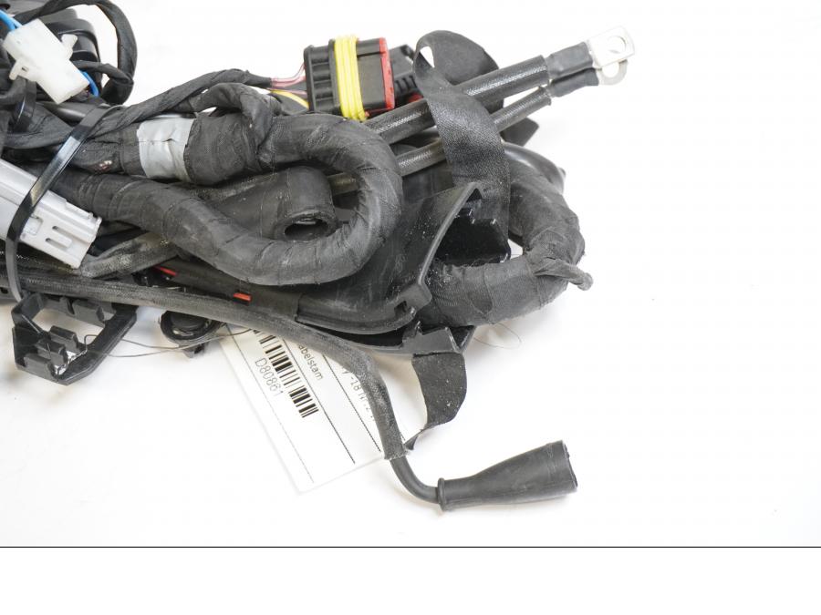 Vänster sida på Kabelstam från en Aprilia Tuono V4R -2018 motorcykel.