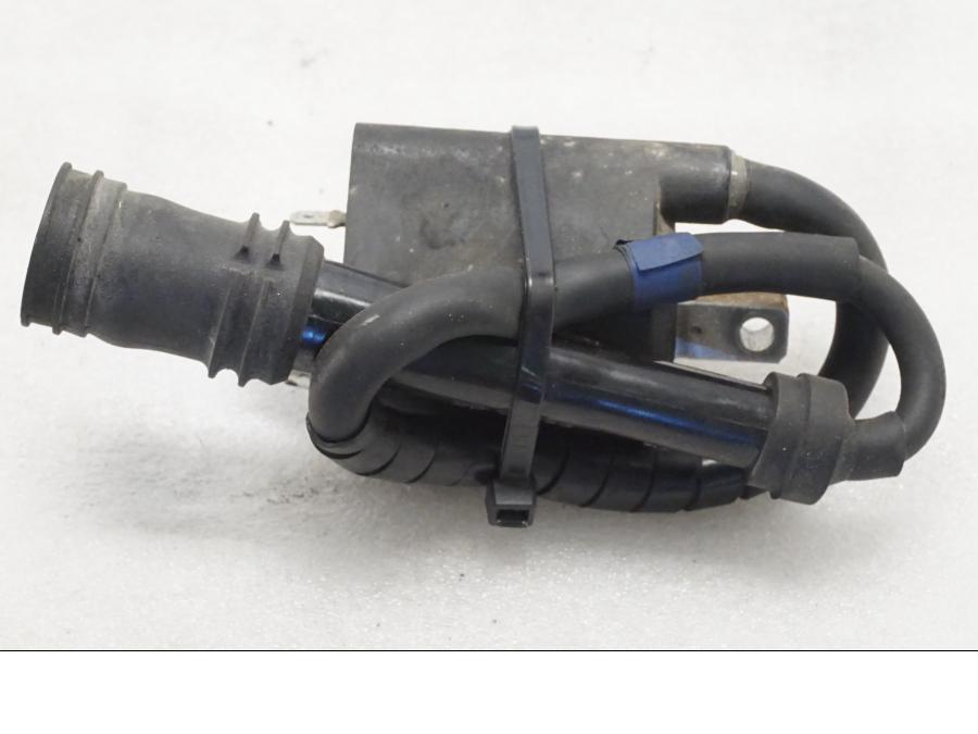 Baksidan på Tändspole från en Yamaha XVZ 13TD -1999 motorcykel.