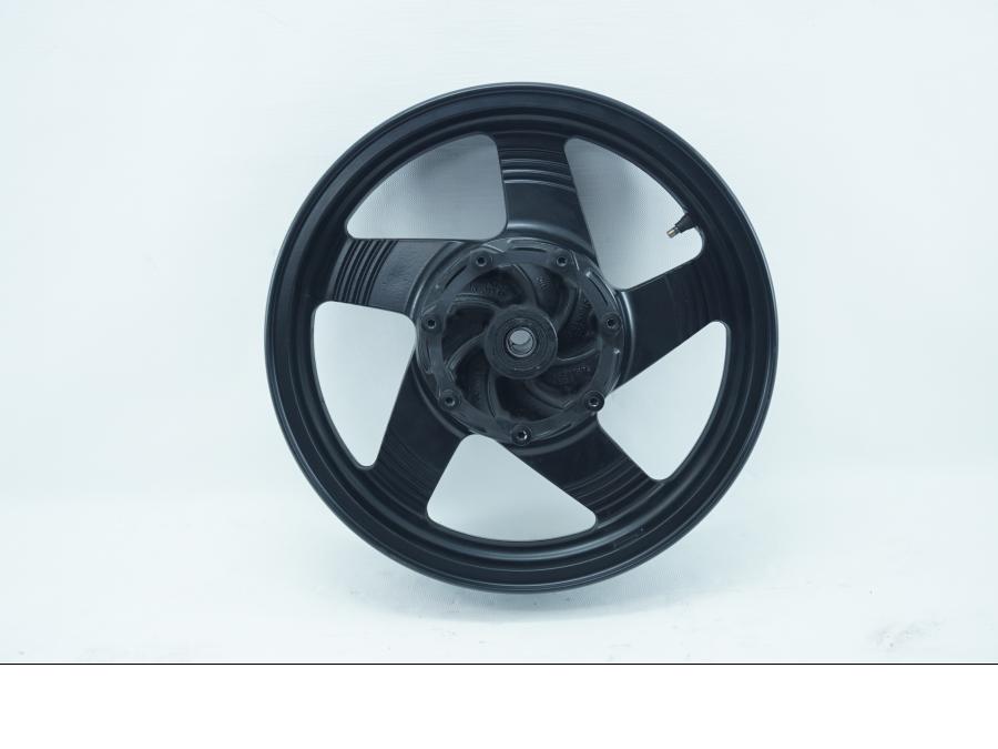 Baksidan på Fälg från en Kawasaki VN 1500 Classic Tourer -2001 motorcykel.