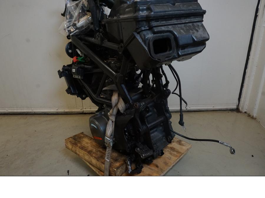 Vänster sida på Motorpaket från en KTM 125 Duke -2017 motorcykel.