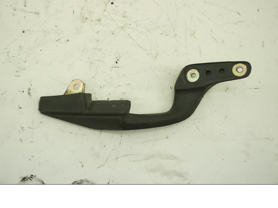 Baksidan på Passagerarhandtag från en Honda ST 1100 -1999 motorcykel.