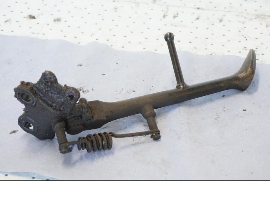 Snett uppifrån på Sidostöd från en Suzuki GSX 1300 BK -2008 motorcykel.