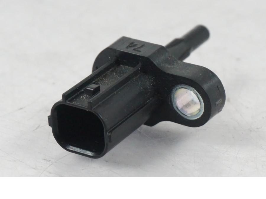 Baksidan pÄ Luftburksensor frÄn en Kawasaki ER-6N ABS -2010 motorcykel.