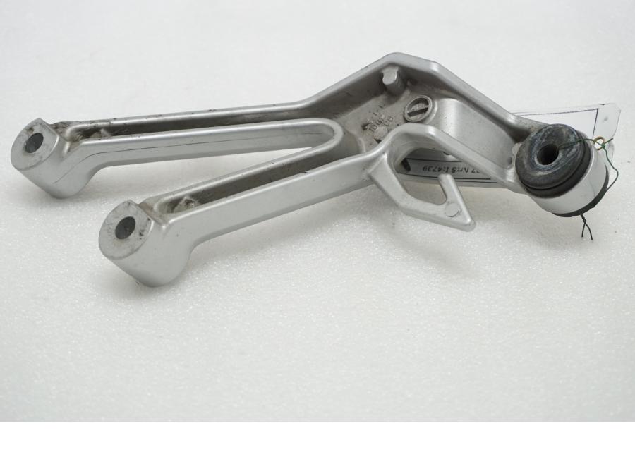 Baksidan pÄ FotpinnefÀste frÄn en Suzuki SV 1000 -2007 motorcykel.