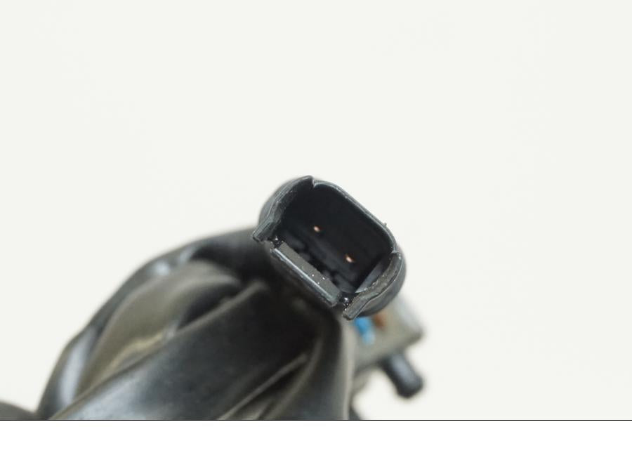 Extrabild3 på Sidostödsbrytare från en Ducati Streetfighter V4 -2020 motorcykel.