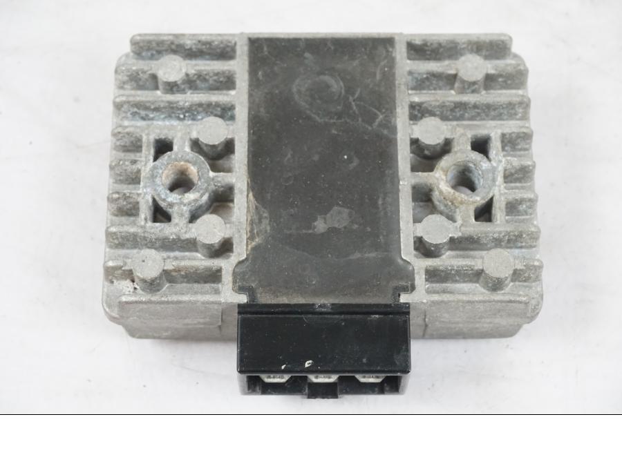 Vänster sida på Likriktare från en Kawasaki KL 650A -1987 motorcykel.