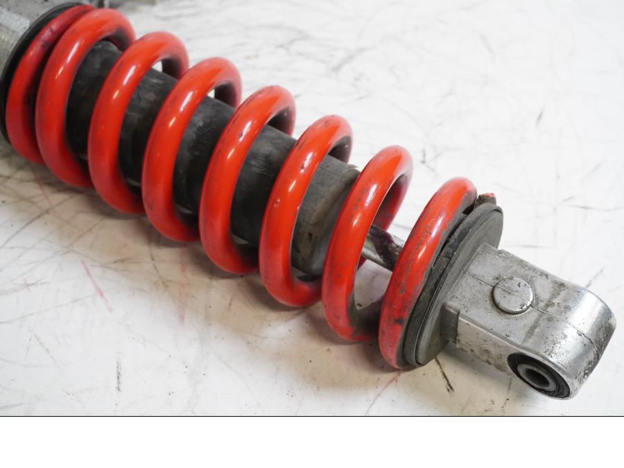 Snett nerifrån på Stötdämpare från en Triumph Sprint ST -2005 motorcykel.