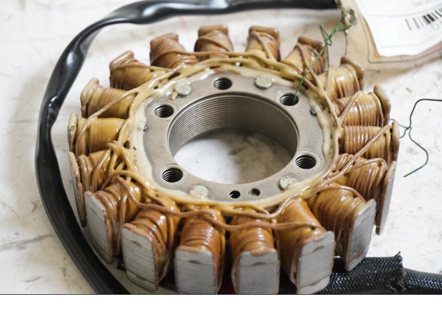 Baksidan på Generator från en Honda CB 600 Hornet -1999 motorcykel.