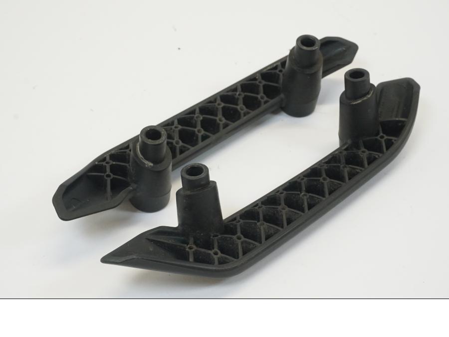 Snett nerifrån på Passagerarhandtag från en KTM 690 Enduro -2016 motorcykel.