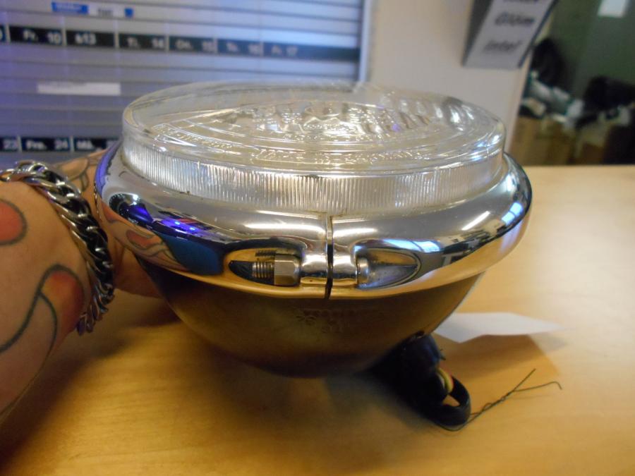 Snett nerifrån på Strålkastare från en H-D Dyna Low Rider FXDL -2004 motorcykel.