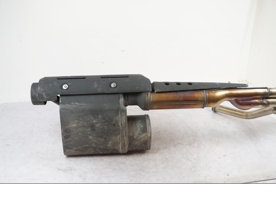 Höger sida på Avgassystem från en Kawasaki Vulcan S -2023 motorcykel.