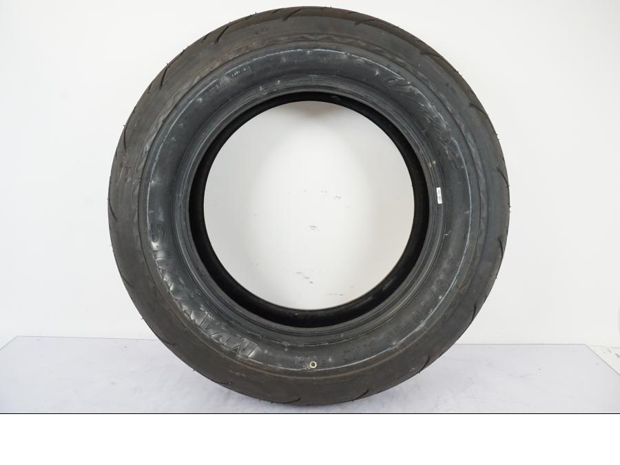 Extrabild2 på <p>Begagnad däck av märket Maxxis och modell Classic.</p>
<p>Dimension 170/80-15. </p>
<p>Mönsterdjup ca: 60% (4,60mm).</p>
<p>Tillv 2322.</p> moped.
