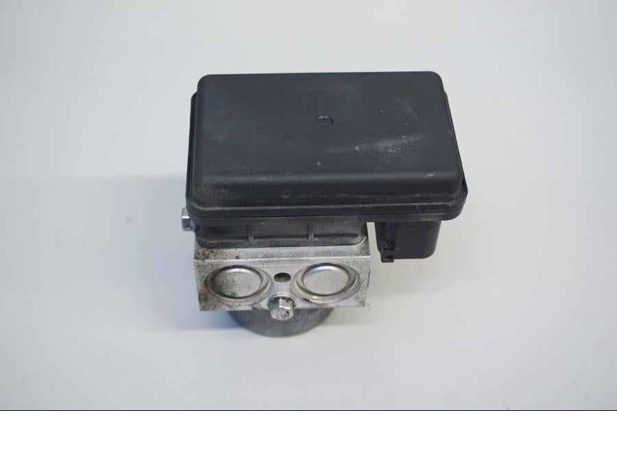 Baksidan på ABS Modulator från en Kawasaki Versys 1000 -2015 motorcykel.