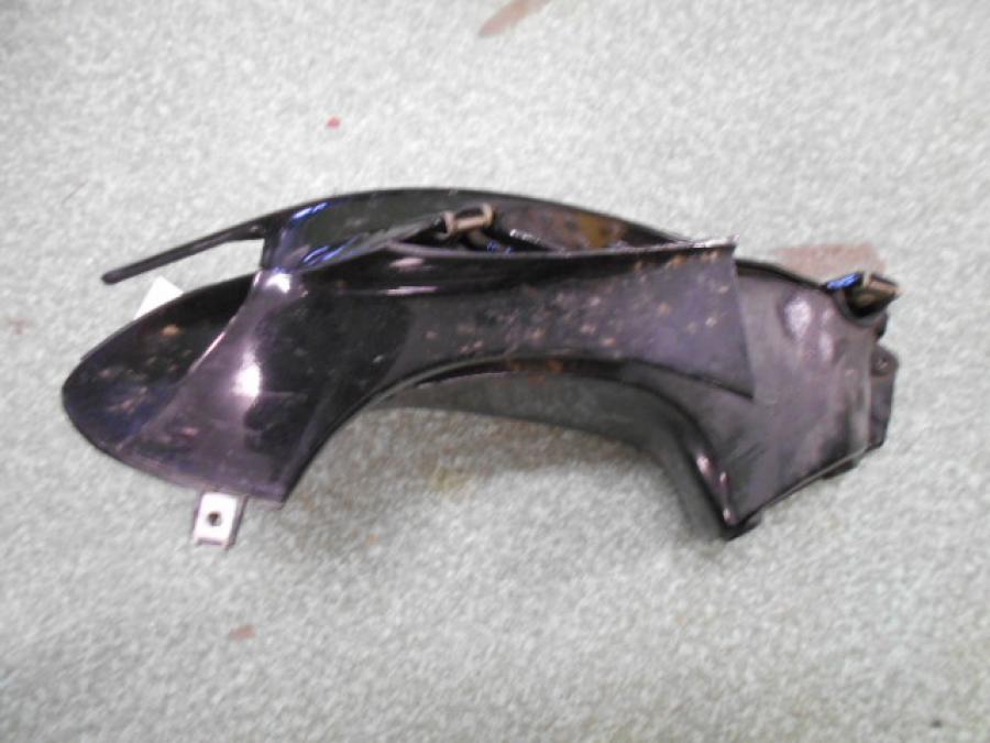 Vänster sida på Luftrör från en Aprilia RSV 1000 -2003 motorcykel.