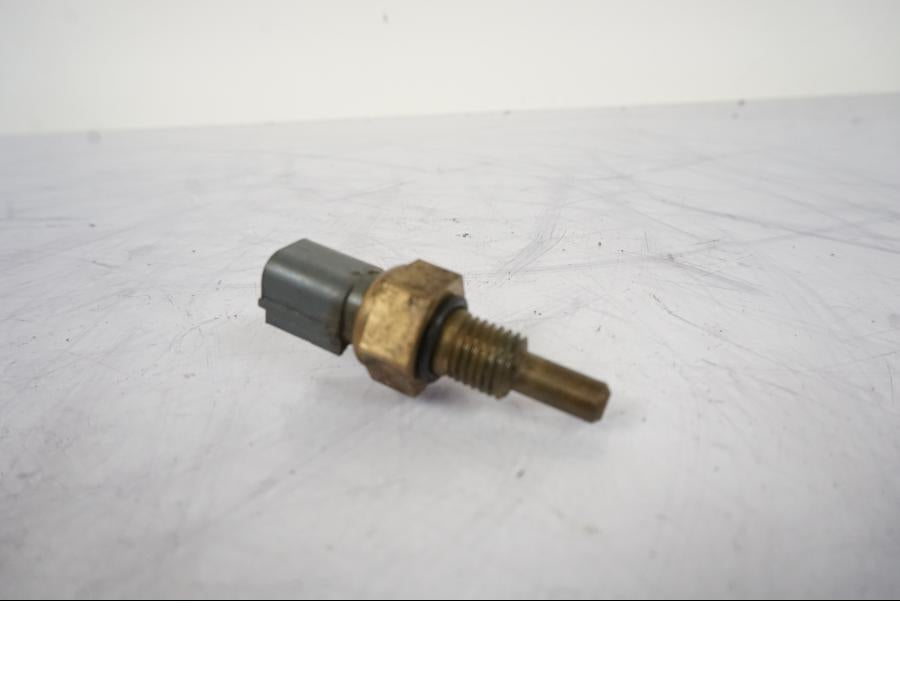 Vänster sida på Vattentermostatgivare från en Honda CRF 1000 Africa Twin -2016 motorcykel.