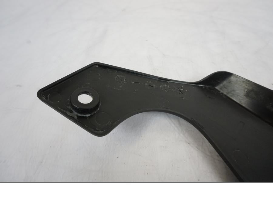 Snett nerifrån på Ramskydd från en Honda VFR 1200 -2010 motorcykel.