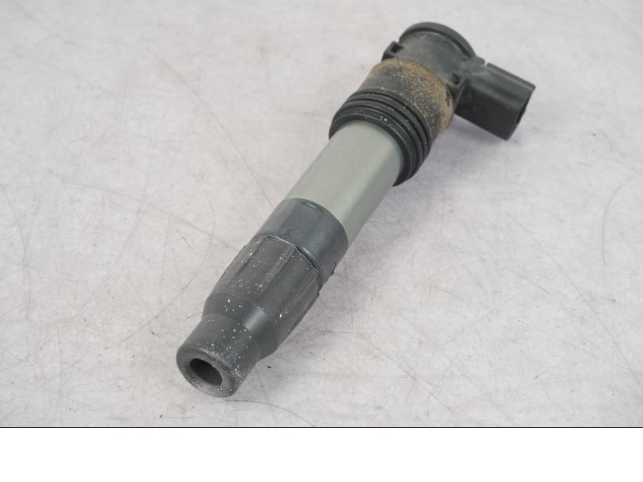 Höger sida pÄ TÀndspole frÄn en KTM 1290 Super Adventure R -2018 motorcykel.