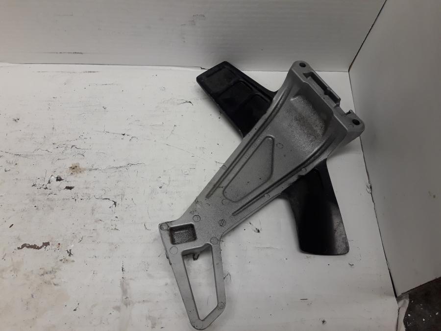 Baksidan på Fotpinnefäste från en Kawasaki KLE 500 -2001 motorcykel.