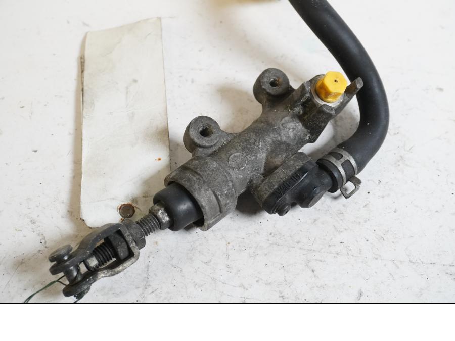 Vänster sida på <p>Bromshuvudcylinder bak från Suzuki GSX-R 750 1998.</p>
<p>Ink behållare.</p> motorcykel.