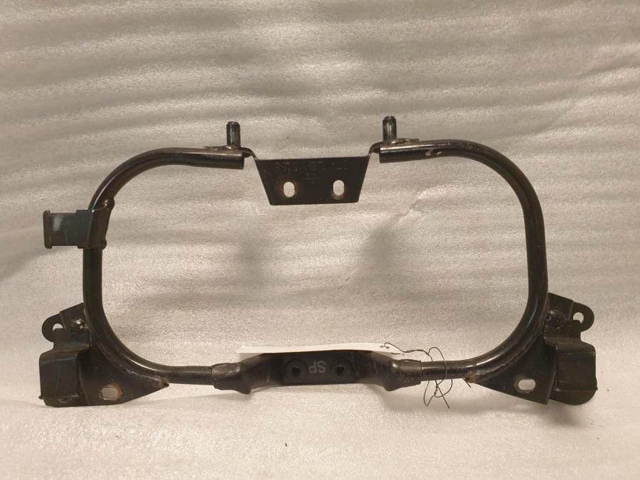 Baksidan på Strålkastarfäste från en Honda XRV 750 -2002 motorcykel.