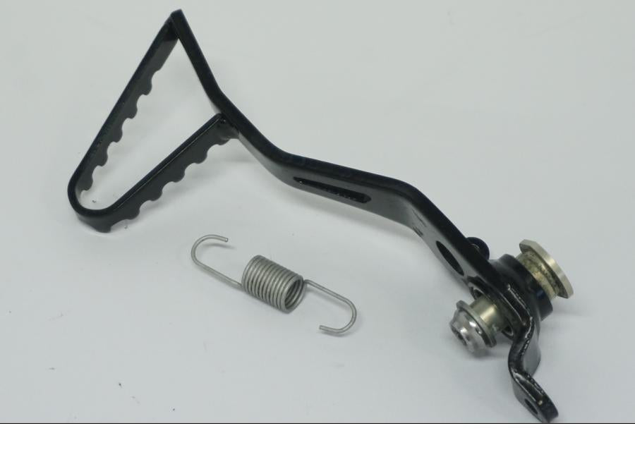 Snett nerifrån på Bromspedal från en BMW R 1250 GS -2022 motorcykel.