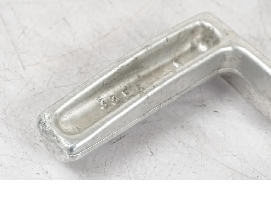 Snett nerifrån på Bromspedal från en Suzuki SV 650 -1999 motorcykel.