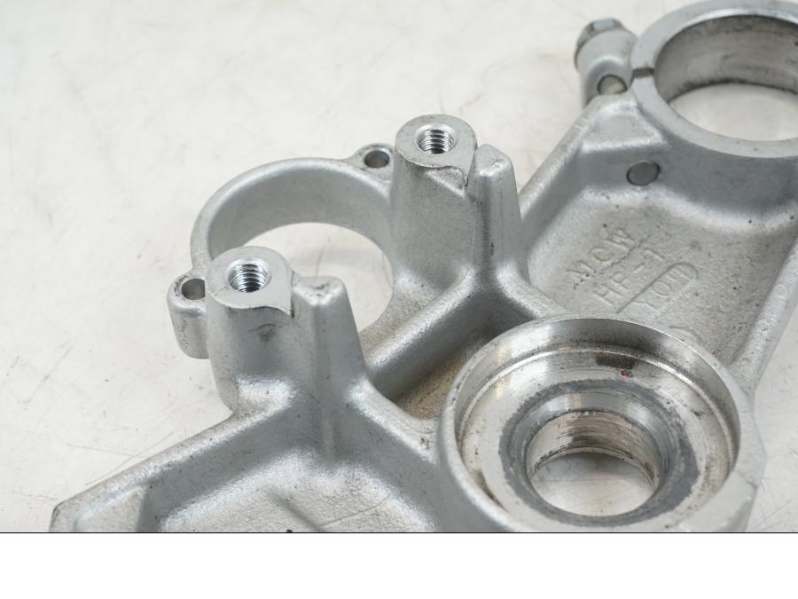 Snett nerifrån på Gaffelkrona från en Honda VFR 800 -2003 motorcykel.