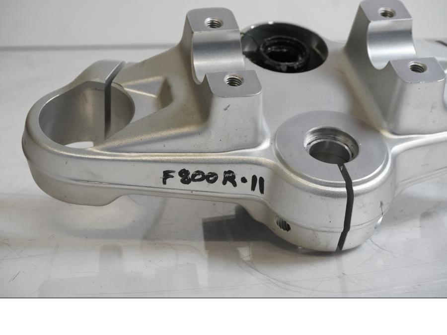 Snett nerifrån på Gaffelkrona från en BMW F 800 R -2011 motorcykel.