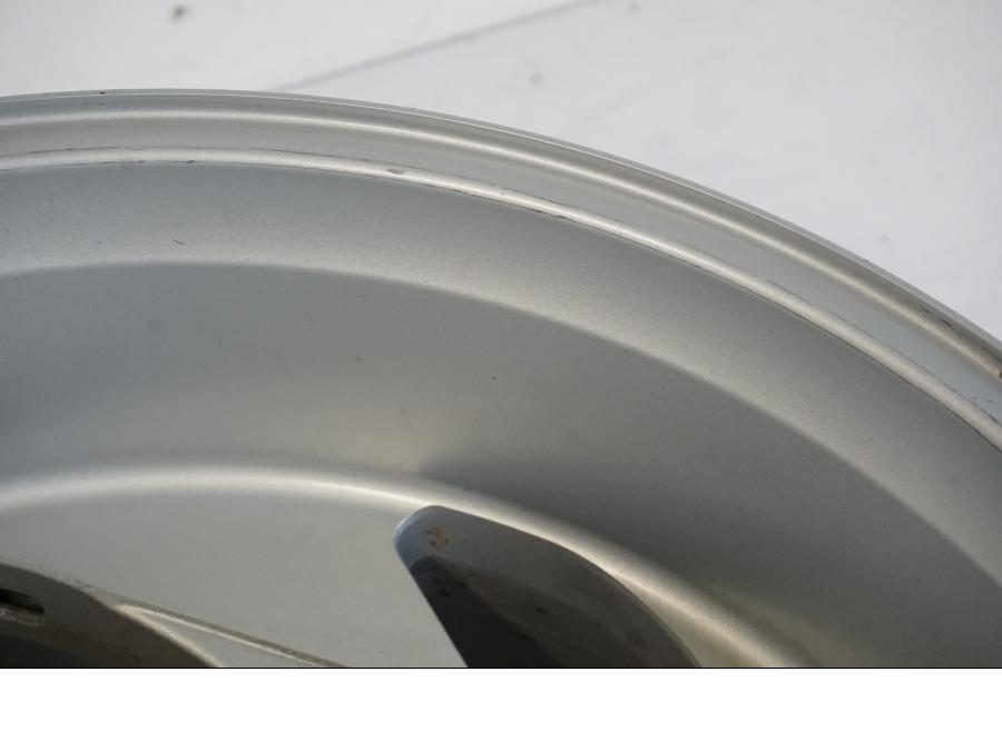 Extrabild6 på Fälg från en Suzuki VZR 1800 -2009 motorcykel.