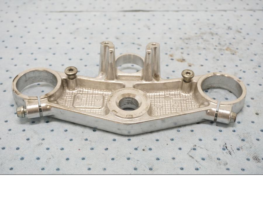 Baksidan på Gaffelkrona från en Kawasaki ZX-6R -2000 motorcykel.