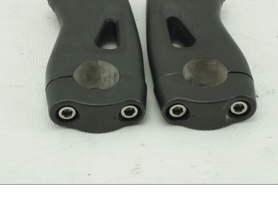 Höger sida på Styrfäste från en Honda VFR 1200 -2012 motorcykel.