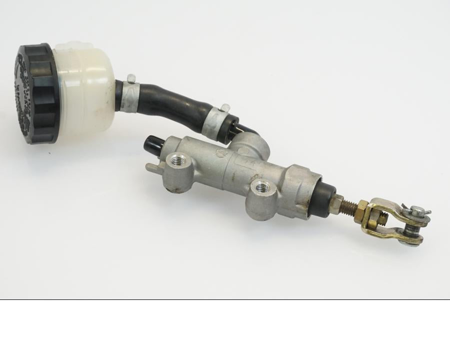 Snett nerifrån på Bromshuvudcylinder från en Kawasaki VN 1500 Mean Streak -2003 motorcykel.